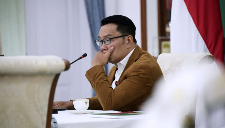 Gubernur Jabar Ridwan Kamil mengikuti expert briefings melalui konferensi video dari Gedung Pakuan, Kota Bandung, Selasa (20/10/20). (Foto: Humas Jabar for TIMES Indonesia)