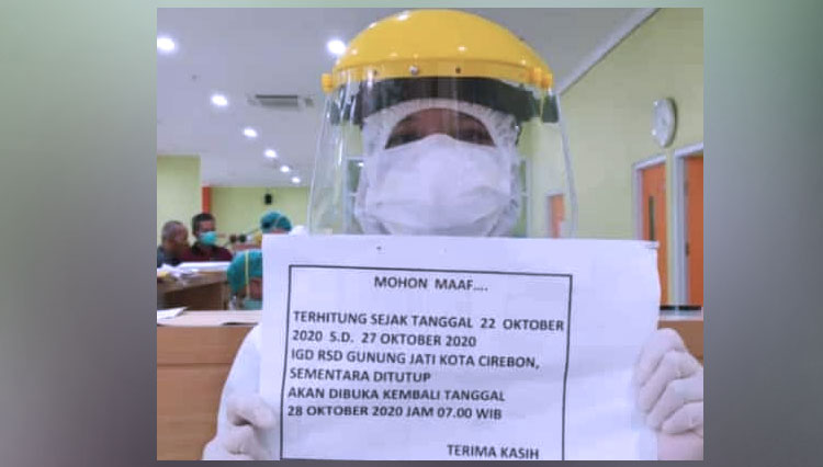 Nakes berpakaian APD Lengkap memegang kertas berisi informasi penutupan pelayanan sementara. (Foto: dokumen pribadi nakes RS DGJ for TIMES Indonesia
