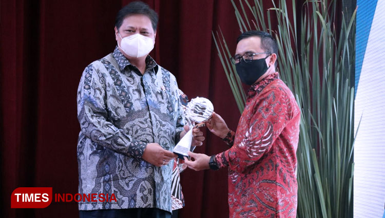 Menteri Airlangga serahkan penghargaan kepada Bupati Banyuwangi Abdullah Azwar Anas (FOTO: Rizki Alfian/TIMES Indonesia)