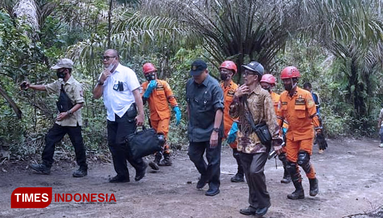 Wakil Ketua Komisi VII DPR RI Alex Noerdin saat meninjau lokasi penambangan liar. (FOTO: MC for TIMES Indonesia)