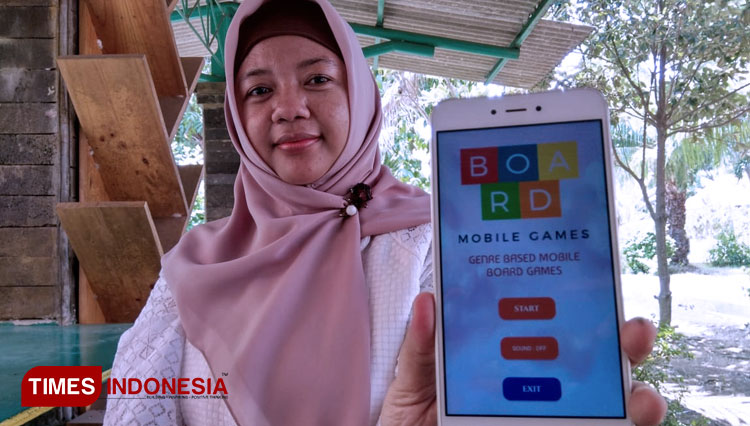 Ana Rohdiana saat menunjukkan aplikasi belajar Bahasa Inggris hasil karyanya. (FOTO: Muhamad Jupri/TIMES Indonesia)
