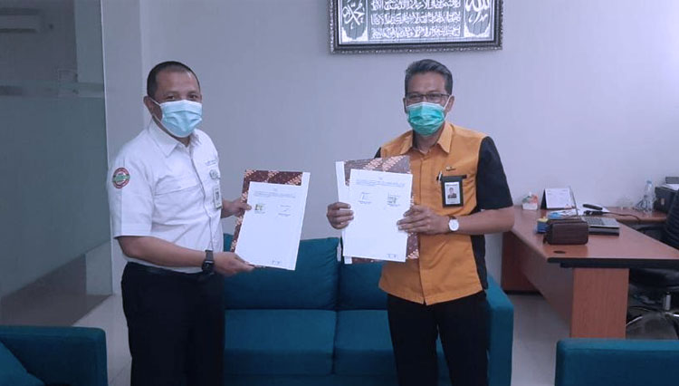 Kepala BJPS Kesehatan Kota Cirebon dengan Deputi Pegadaian (Persero) dalam penandatanganan kerjasama (Foto: Dokumentasi BPJS kesehatan Kota Cirebon)