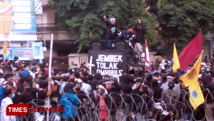 Demonstrasi mahasiswa yang tergabung dalam Aliansi Jember Menggugat (AJM) menolak Omnibus Law di DPRD Jember, Kamis (22/10/2020) ricuh. (Foto: Imam Nawawi/TIMES Indonesia)