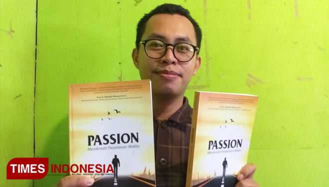 Kader Muhammadiyah DKI Jakarta, Edi Sugianto saat memperlihatkan buku karyanya. (FOTO: Moh Ramli/TIMES Indonesia)