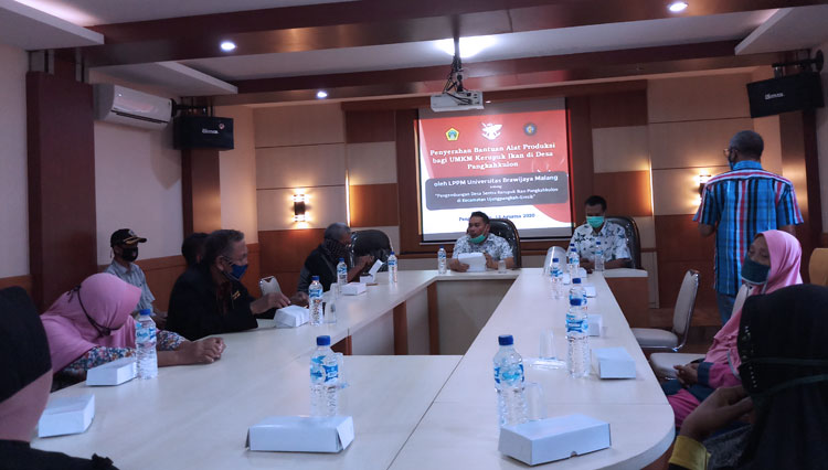 Peningkatan kualitas UKM Kerupuk Ikan Desa Pangkahkulon Gresik oleh tim PPDM FPIK UB. (Foto: FPIK UB)