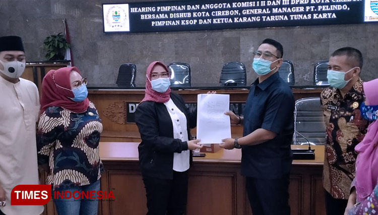 Wakil Ketua DPRD Kota Cirebon Fitria Pamungkaswati memegang perda yang telah disetujui. (FOTO: Ayu Lestari/ TIMES Indonesia) 