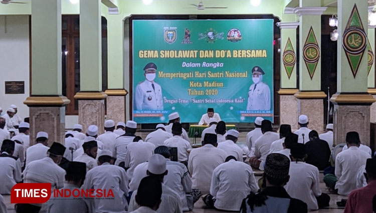 Suasana Gema Shalawat dan Doa Bersama dalam rangka hari santri di Masjid Agung Baitul Hakim Kota Madiun. (Foto: Aditya C/TIMES Indonesia)