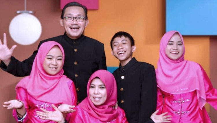 Dr Hj Ilfi Nur Diana dan keluarga. (foto: Humas UIN Malang for TIMES Indonesia)