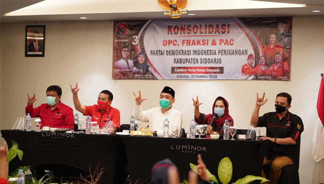 Sekretaris DPD PDI Perjuangan Jawa Timur, Dr. Sri Untari Bisowarno MAP bersama Calon Bupati, Kelana Aprilianto saat konsolidasi pemenangan dengan PDI Perjuangan Sidoarjo ( foto dokumen Tim Kelana Aprilianto)