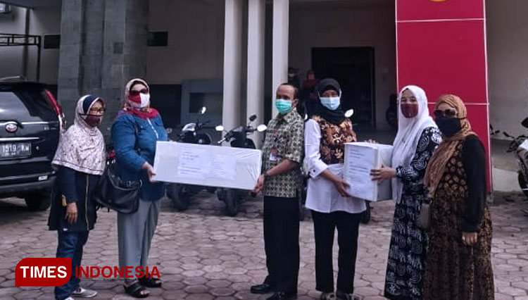 Pengurus Komunitas Everlasting Amity saat menyerahkan bantuan kepada tiga rumah sakit di wilayah Kota Batu. (FOTO: Muhammad Dhani Rahman/TIMES Indonesia)