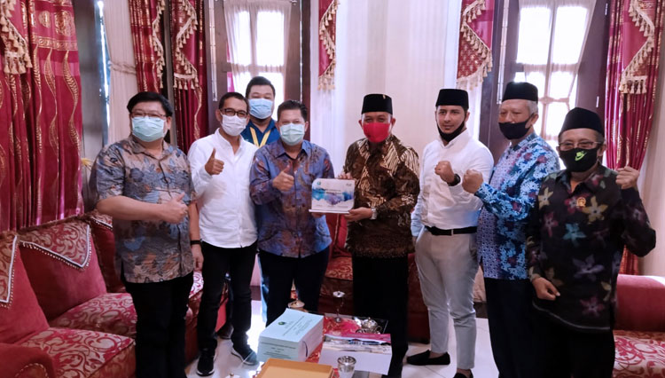 Penyerahan plakat oleh jajaran direksi PT Link kepada Ketua DPRD Kota Malang I Made Rian Diana Kartika (Foto: Dok.Link) 
