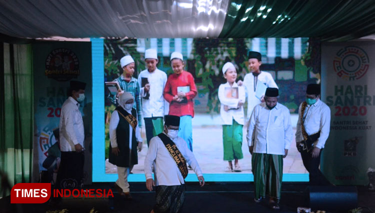Panglima Santri Gus AMI saat meresmikan Santrinet. (Foto: Aditya Hendra/TIMES Indonesia)