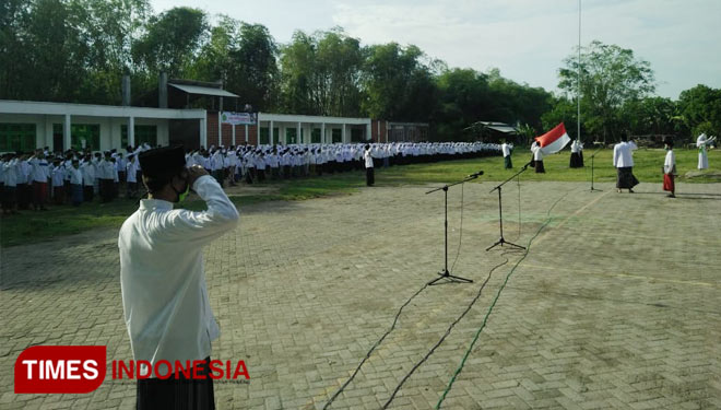 Santri Ponpes Al-Karimi Tebuwung Kecamatan Dukun saat mengikuti upacara bendera (Foto: Akmal/TIMES Indonesia).