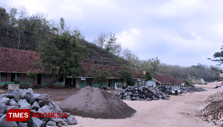 SD Negeri Sawah yang terdampak proyek JJLS (Foto: Edy Setyawan/TIMES Indonesia)
