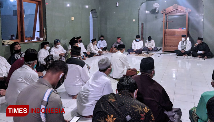 Wali Kota Madiun H. Maidi menyerahkan bantuan alat semprot disinfektan kepada pengurus  Masjid Baitul Mutaqin, Kota Madiun. (Foto: Aditya Candra/TIMES Indonesia)