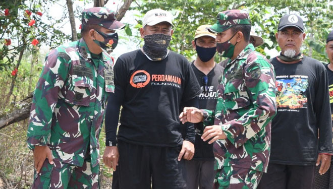 Kedekatan antara TNI dan warga di desa sasaran Program TMMD ke-109 Kodam Brawijaya, Kamis (22/10/2020).(Dok.Pendam) 