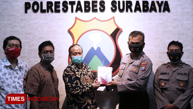 Tim Untag Surabaya Melakukan Penyerahan Laporan Akhir Hasil Penelitian Pengukuran Kinerja ITK-O Polrestabes Surabaya Tahun 2020, (17/9).