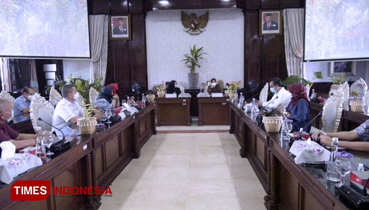Pertemuan Pansus banjir DKI Jakarta bersama Wali Kota Surabaya Tri Rismaharini. (FOTO: Pemkot Surabaya for Times Indonesia)