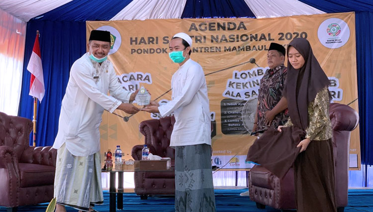 Ketua Yayasan PMH Sera Barat, Ustaz Hafiz Al Asad, MA, saat memberikan penghargaan kepada para narasumber dalam acara Seminarium Pariwisata Halal Internasional. (foto: Dokumen PMH Sera Barat)