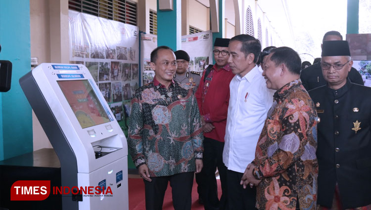 Dirjen Dukcapil Kemendagri Zudan Arif Fakrulloh bersama Presiden Jokowi dan Mendagri Tito Karnavian. (FOTO: Hasbullah/TIMES Indonesia).