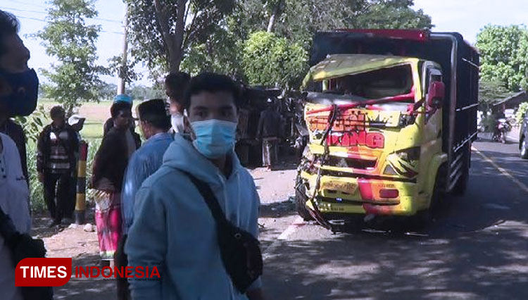 Kondisi truk zig-zak dan sopir terjepit akibat kecelakaan lalu lintas di jalur pantura Probolinggo. (FOTO: Dicko W/TIMES Indonesia)