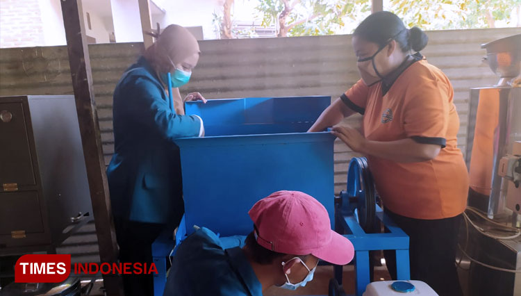 Mahasiswa Universitas Diponegoro mengajarkan penggunaan mesin pengaduk untuk pengolahan rumput laut di Desa Teluk Awur, Kabupaten Jepara, Kamis (22/10/2020). (FOTO: Dhani Setiawan/ TIMES Indonesia) 