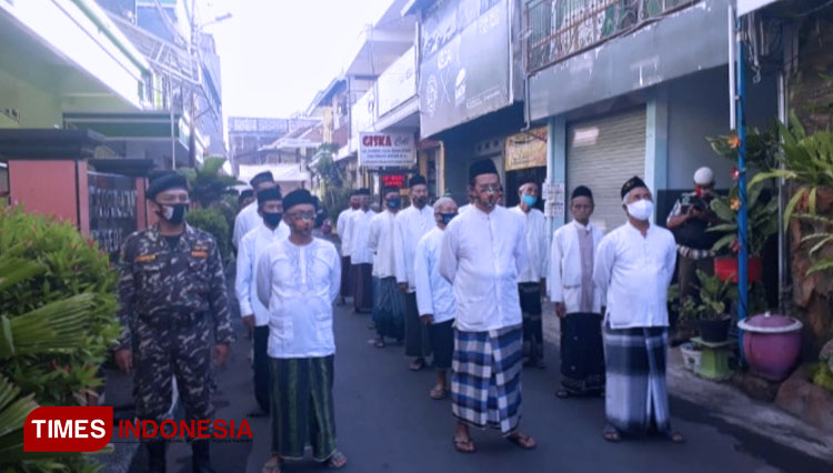 Peserta upacara HSN 2020 di Ranting Ketawanggede Lowokwaru Kota Malang menerapkan protokol Covid-19. (Foto: Naufal Ardiansyah/TIMES Indonesia)