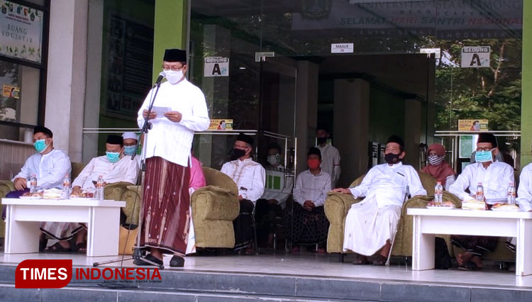 Rektor Unisla sebagai pembina apel di peringatan Hari Santri Nasional, Kamis, (22/10/2020). (Foto: Ja’far Shodiq (CR-161)/AJP TIMESINDONESIA)