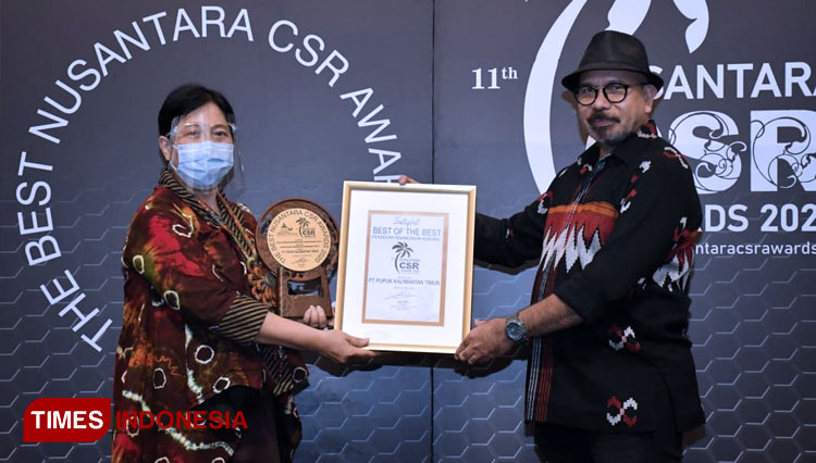 Sri djuwani ekowati, Ketua CSV Pupuk Kaltim menerima penghargaan Best of The Best Nusantara CSR Awards 2020 (FOTO: Humas Pupuk Kaltim For TIMES Indonesia)