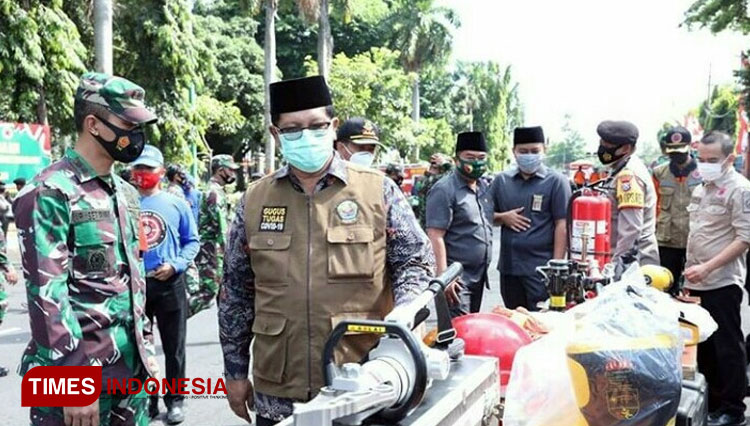 Dandim 0829 Letkol Kav Ari Setyawan Wibowo bersama Wabup Bangkalan Mohni dan unsur Forkopimda Bangkalan mengecek kesiapan perlengkapan dalam Apel Kesiapsiagaan Penanggulangan Bencana Hidrometeorologi. (FOTO: Doni Heriyanto/TIMES Indonesia)