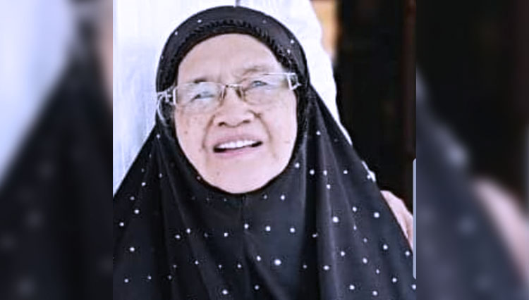 Ibu Nyai Hj Azah As'ad pengasuh Pondok Pesantren Darul 'Ulum Rejoso, Jombang (Foto: Zaimuddin Wijaya As'ad For TIMES Indonesia)