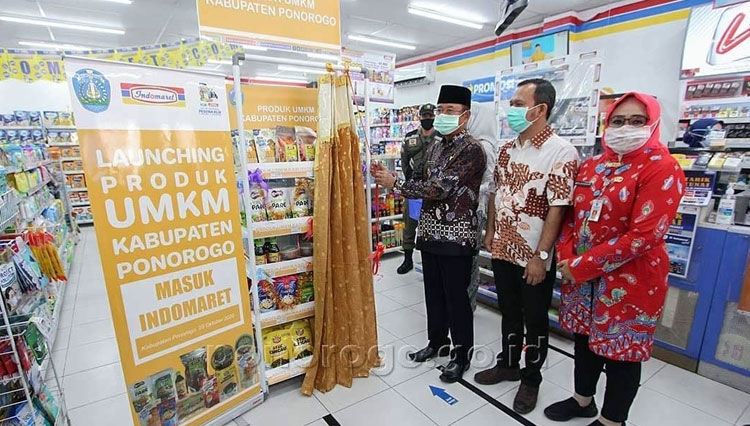 Plt Bupati Soedjarno usai launching produk UMKM Ponorogo di salah satu toko modern. (Foto:Humas Pemkab/Times Indonesia)
