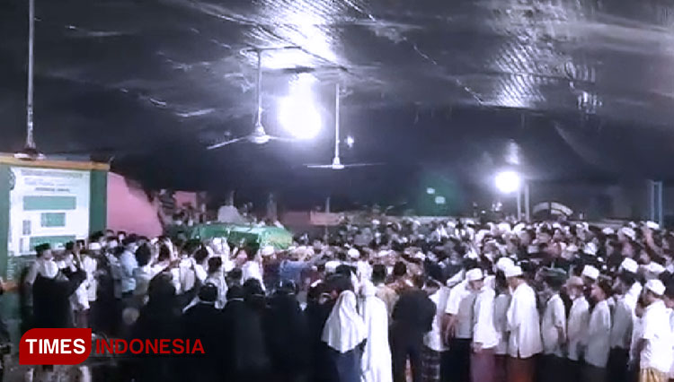 Suasana Pemakaman Nyai Hj. Azah As'ad Pengasuh Ponpes Darul Ulum Jombang (Foto: Rohmadi/TIMES Indonesia).