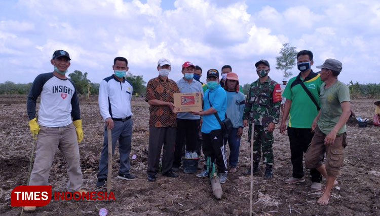 Penyerahan bantuan Alpostran dari BBPP-BATU untuk kelompok tani Rukun Makmur dan Bidi Rukun Kec Lamongan. (FOTO: AJP TIMES Indonesia)