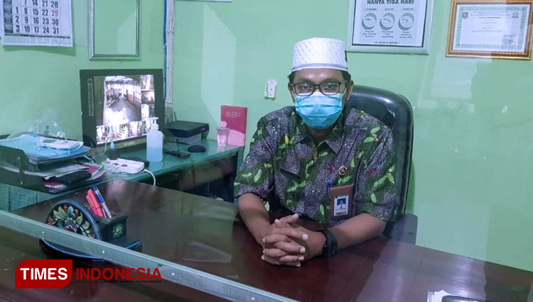 dr. As'ad Kepala Puskesmas Gapura saat ditemui media TimesIndonesia diruang kerjanya, Jum'at (23/10/2020). (FOTO: AJP TIMES Indonesia)