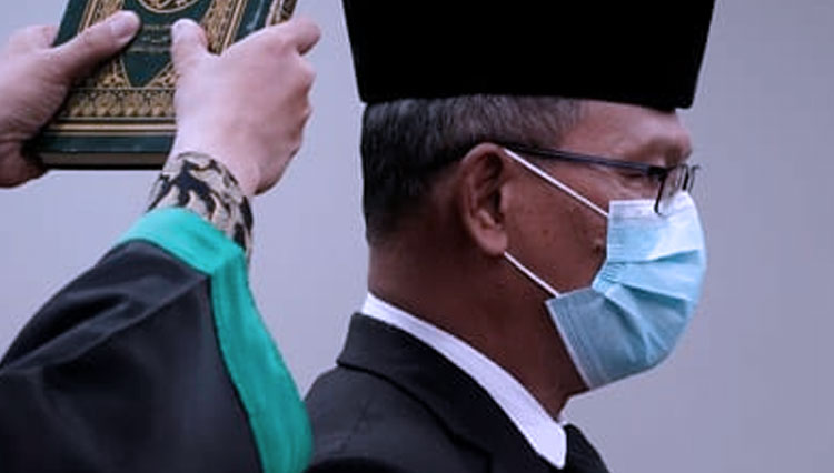 Achmad Yurianto saat diambil sumpahnya pada pelantikan dirinya sebagai Staf Ahli Menteri Kesehatan Bidang Teknologi Kesehatan dan Globalisasi. (FOTO: Kemenkes)