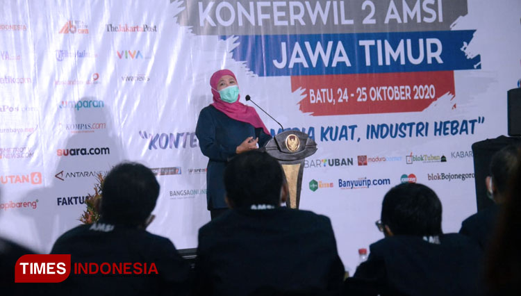 Gubernur Jatim Khofifah saat membuka Konferwil AMSI Jatim ke-2 di Hotel Ciptaning Ati, Kota Batu, Malang, Sabtu (24/10/2020).(Foto : Adhitya Hendra/TIMES Indonesia) 