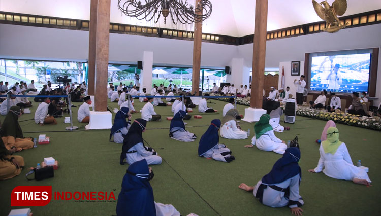 Para santri sedang melakukan khataman Al-Qur'an (Foto: Rizki Alfian/TIMES Indonesia)