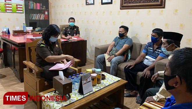 Pihak Kejari Jember memfasilitasi mediasi antara pihak berperkara yakni Adi Purnomo dengan Sutopo dalam upaya restorative justice. (Foto: Kejari Jember for TIMES Indonesia)