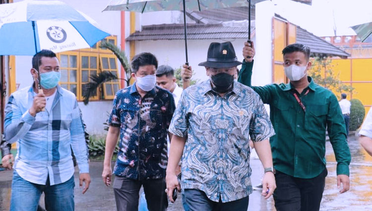Ketua DPD RI La Nyalla Mattalitti saat mengunjungi pabrik rokok di Malang bersama Tusi Kaman dan Priyo Sudibyo. (Foto: DPD RI)