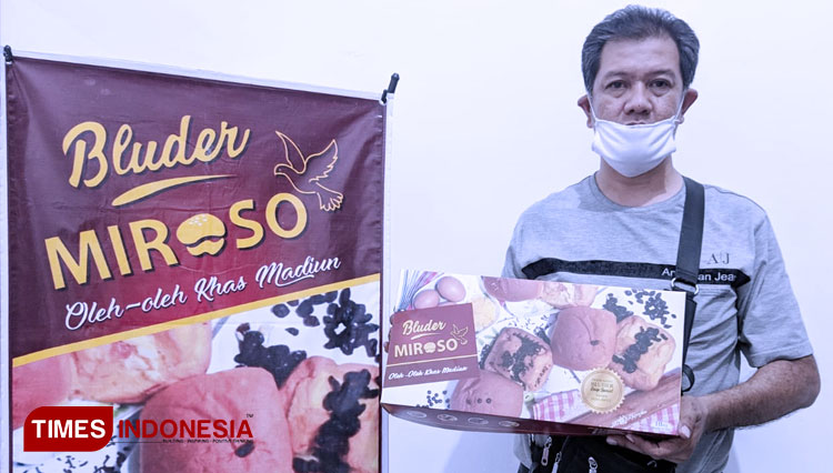 Mistar Wiryo Sugondo, owner Bluder Miroso, sukses menjual kue dengan tekstur lembut yang penjualannya sudah menembus ke berbagai kota di Jawa Timur hingga Jakarta. (Foto: Aditya Candra/TIMES Indonesia)