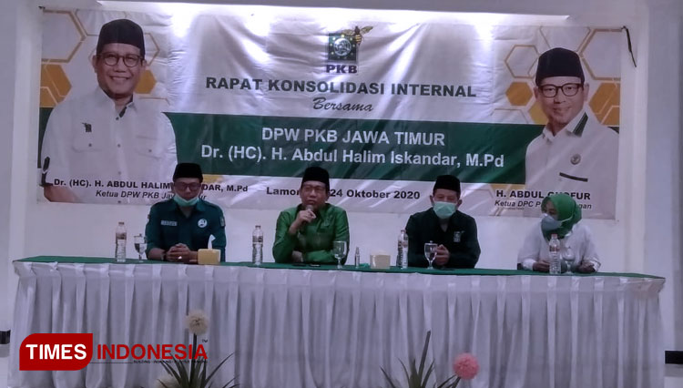 Abdul Halim Iskandar, Ketua DPW PKB Jawa Timur saat rapat konsolidasi internal dengan DPC PKB Lamongan di Rumah Makan Aqilah, Jalan Raya Deket, Lamongan, Sabtu (24/10/2020). (Foto: Moch. Nuril Huda/TIMES Indonesia)