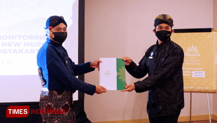 Penyerahan berkas struktur organisasi serta SOP pencegahan COVID 19 oleh GM Cluster Pesonna Hotel Yogyakarta Bapak Joko S. Widiyanto, CHA kepada Camat Jetis Bapak Drs. Sumargandi M, Si. (FOTO: AJP TIMES Indonesia)