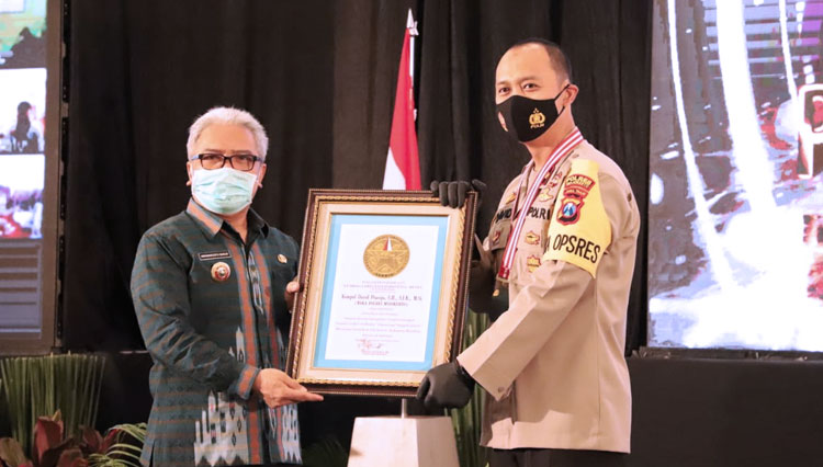 Penyerahan penghargaan kepada Polres Mojokerto atas prestasinya di Aula Hotel Ayola Kota Mojokerto (Foto: Humas Polres For TIMES Indonesia)