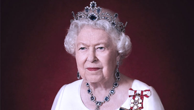 Foto Ratu Elizabeth II dan Tangkapan layar situs the royal household. (Foto: Twitter Chris Jackson dan theroyalhousehold.tal.net) 