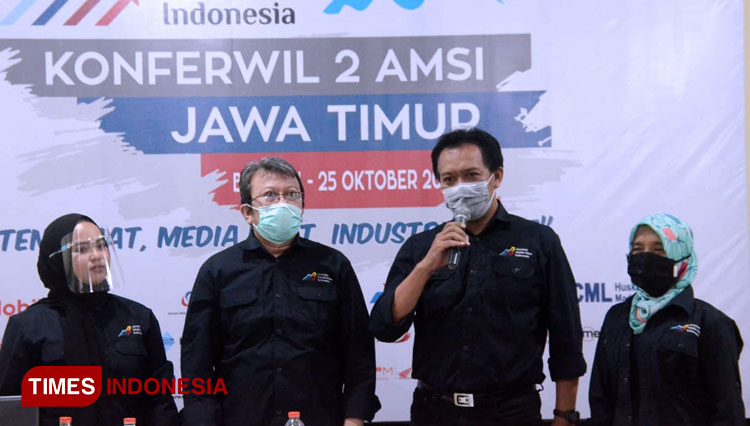 Sambutan ketua AMSI Jatim terpilih periode 2020-2023, Arief Rahman (kedua dari kanan). (Foto: Adhit/TIMES Indonesia) 
