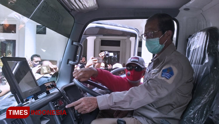Bupati Magetan, Suprawoto saat melaunching mobil container PCR di Pendopo Surya Graha, Sabtu (24/10/2020). (FOTO: M Kilat Adinugroho/TIMES Indonesia)