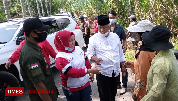 Cabup Malang HM Sanusi ketika berinteraksi dengan masyarakat yang kerja bakti. (Foto: Binar Gumilang/TIMES Indonesia)