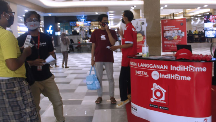 Telkom membuka stand Indihome di Food Society Royal Plaza Surabaya. (Foto: Humas Telkom Surabaya )