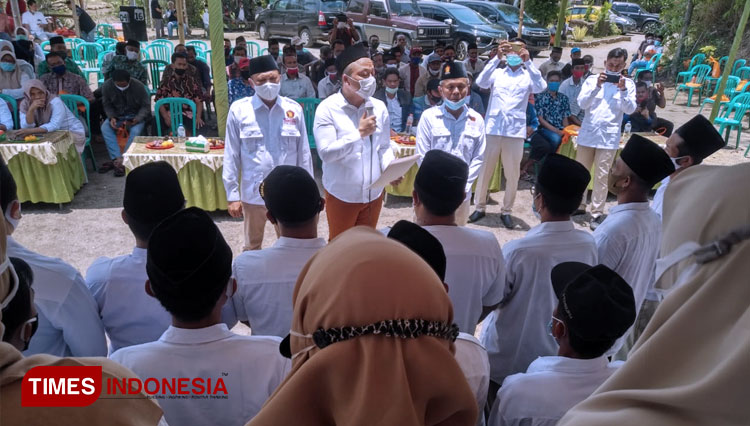 Asluchul Alif Maslikan saat menyapa masyarakat di Dusun Kulon Desa Kesamben Kulon Kecamatan Wringinanom. (FOTO: Media Center Paslon QA for TIMES Indonesia)